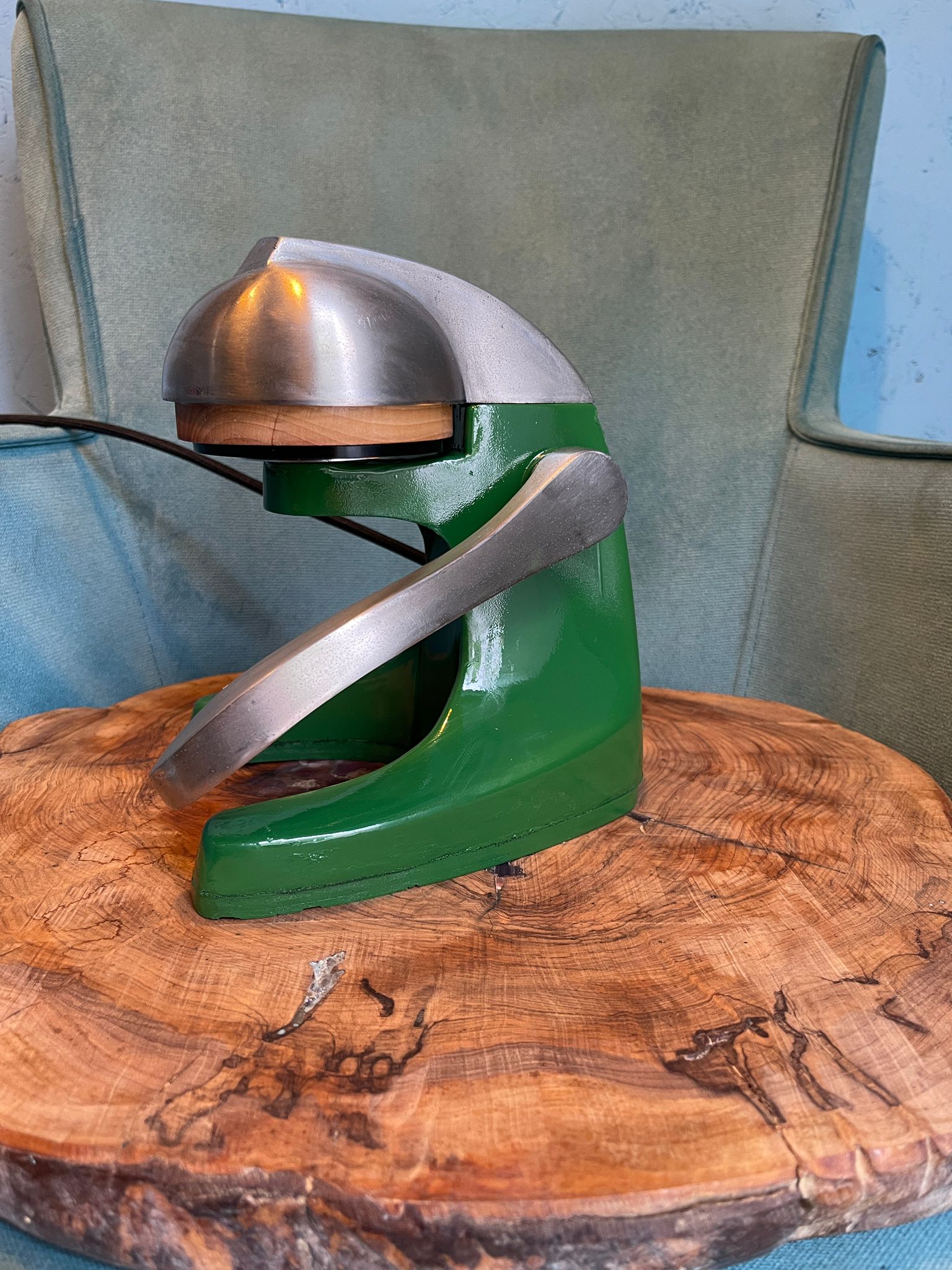 El Yapımı Endüstriyel Tasarım Masa Lambası – Metal & Ahşap Kombinasyonlu Retro Işık